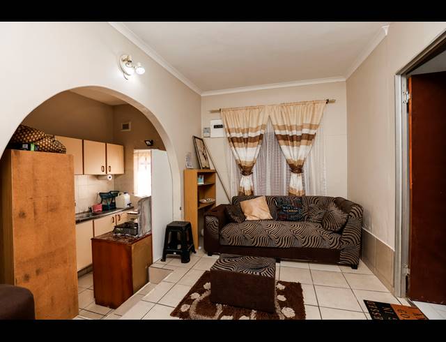 6 BEDROOM HOUSE FOR SALE IN AVOCA
